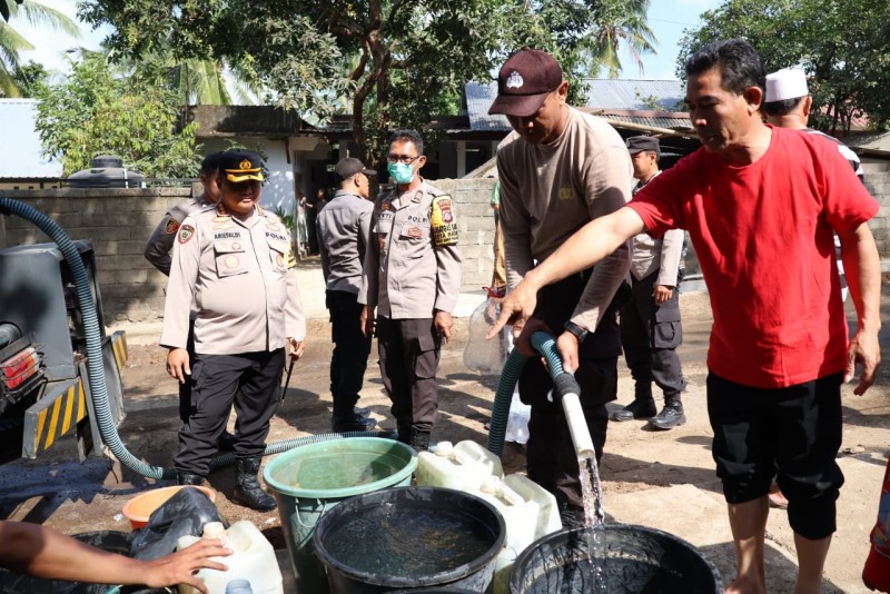 Foto Momen Pendistribusian Air Bersih bagi Warga  Kecamatan Gunungsari oleh Polresta Mataram (Sumber: Humas Polresta Mataram)